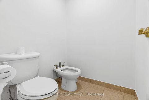 Photo 18 at 607 - 1 Cordoba Drive, Lakeview Estates, Vaughan