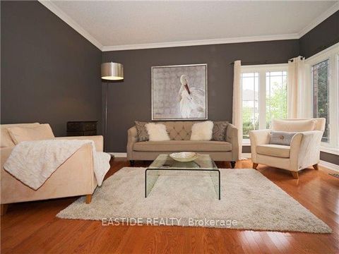 Photo 3 at 29 Wolfson Crescent, Oak Ridges Lake Wilcox, Richmond Hill