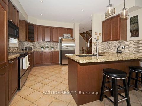 Photo 7 at 29 Wolfson Crescent, Oak Ridges Lake Wilcox, Richmond Hill
