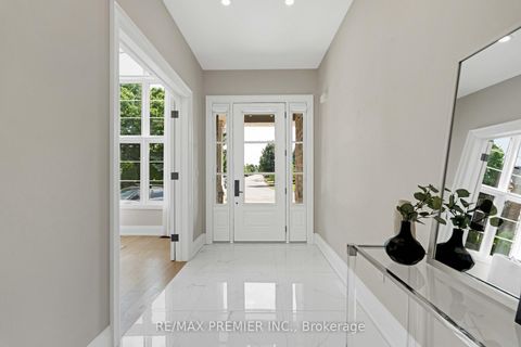 Photo 4 at 24 Francesca Court, East Woodbridge, Vaughan