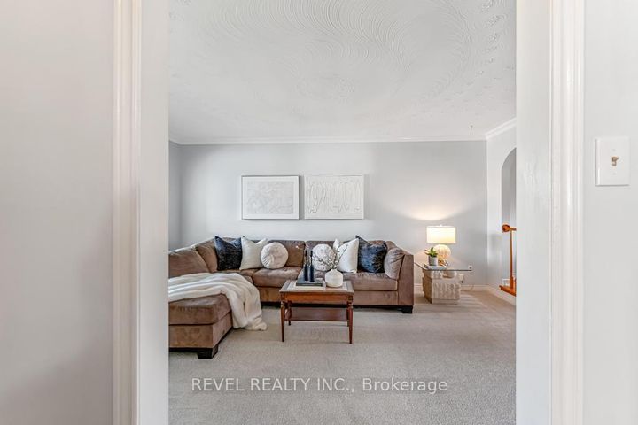 Photo 3 at 187 Guildwood Drive, Gurnett, Hamilton