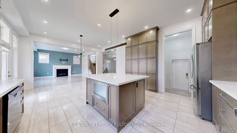 Photo 10 at 14 Meadow Green Court, Kleinburg, Vaughan