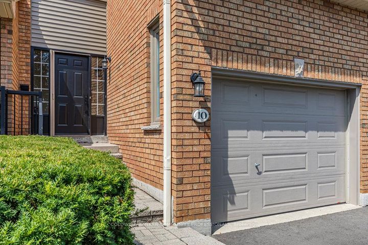 Photo 1 at 20 - 10 Huntingwood Avenue, Dundas, Hamilton