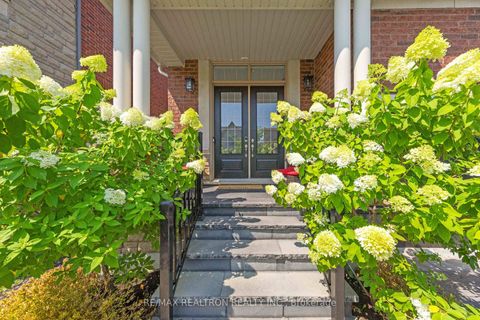 Photo 1 at 92 Chaiwood Court, Patterson, Vaughan