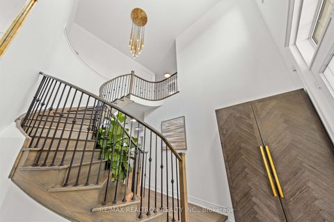 Photo 4 at 92 Chaiwood Court, Patterson, Vaughan