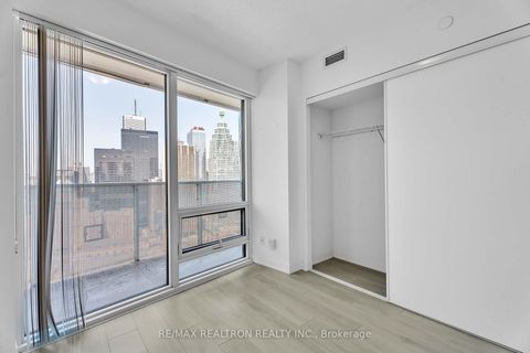 Photo 10 at 4004 - 88 Harbour Street, Waterfront Communities C1, Toronto