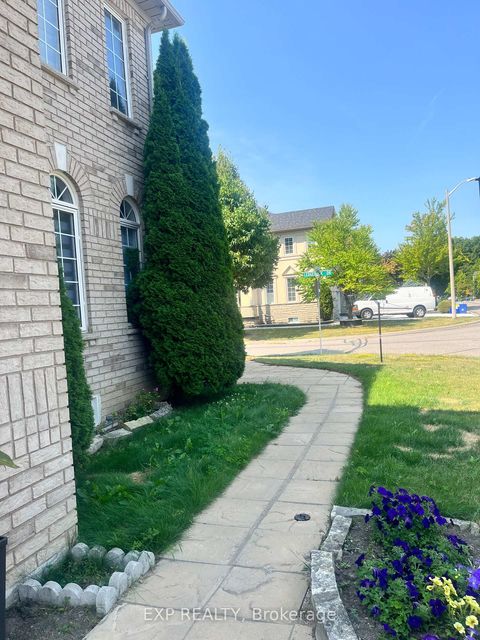 Photo 2 at 129 Ledge Rock Drive E, Vellore Village, Vaughan