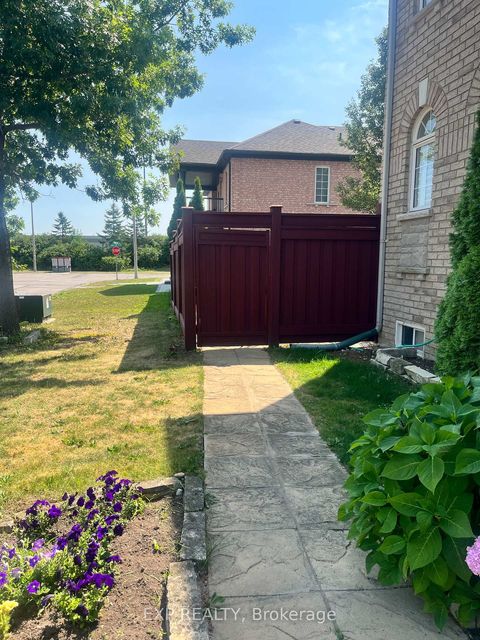 Photo 3 at 129 Ledge Rock Drive E, Vellore Village, Vaughan