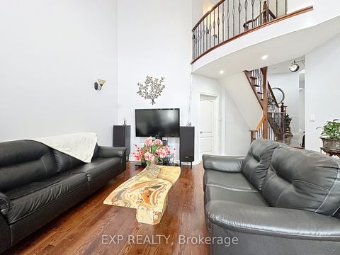 Photo 9 at 129 Ledge Rock Drive E, Vellore Village, Vaughan