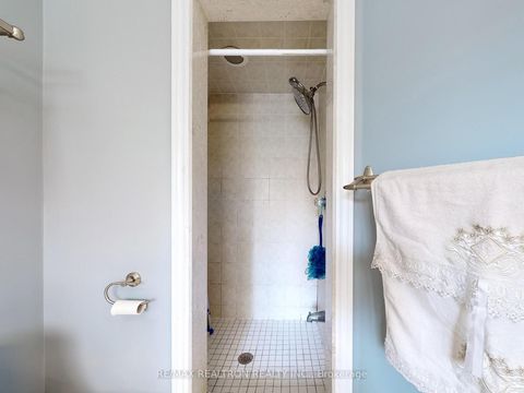 Photo 19 at 21 Watkins Glen Crescent, Bayview Wellington, Aurora