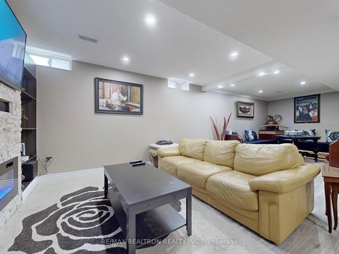 Photo 29 at 21 Watkins Glen Crescent, Bayview Wellington, Aurora
