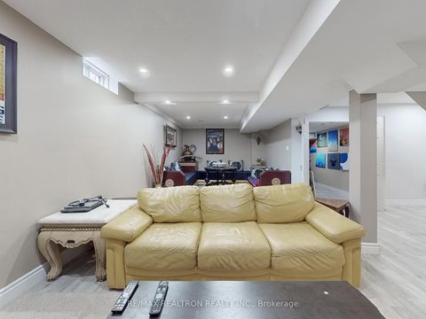 Photo 30 at 21 Watkins Glen Crescent, Bayview Wellington, Aurora