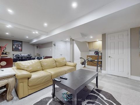 Photo 31 at 21 Watkins Glen Crescent, Bayview Wellington, Aurora