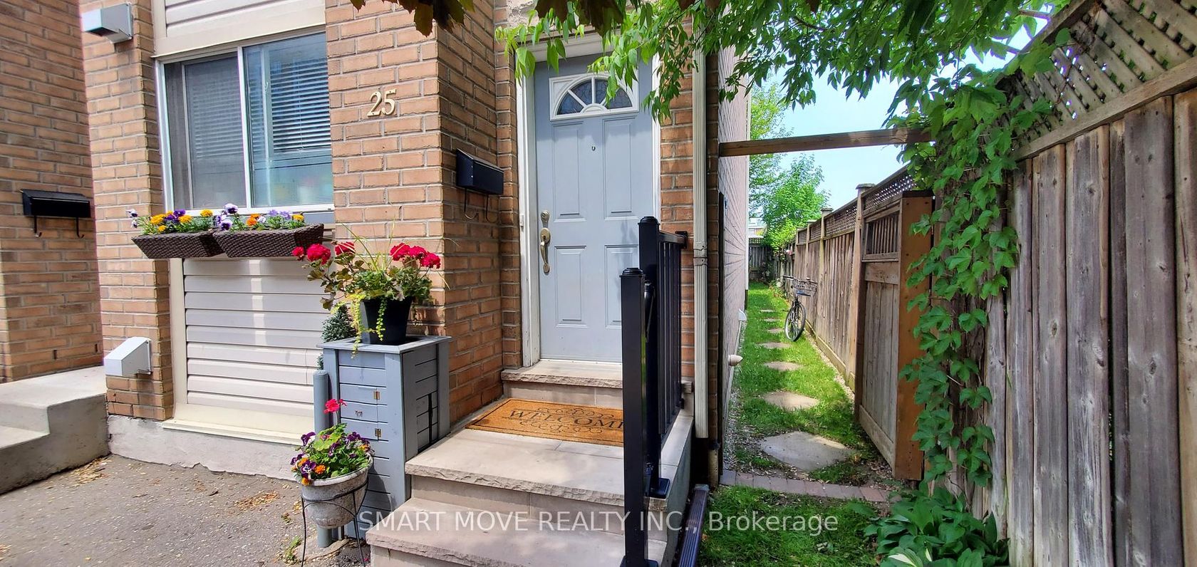 TH 25 - 21 Replin Road, Lawrence, Toronto 