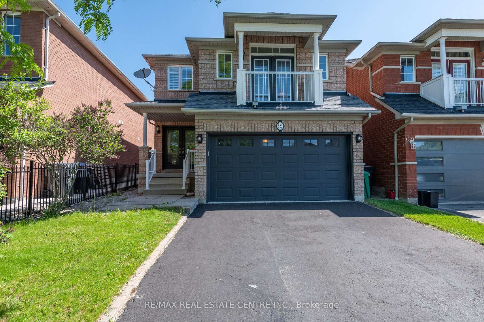 925 Knotty Pine Grove, Meadowvale Village, Mississauga by Loree Meneguzzi Real Estate 925 Knotty Pine Grove, Meadowvale Village, Mississauga
