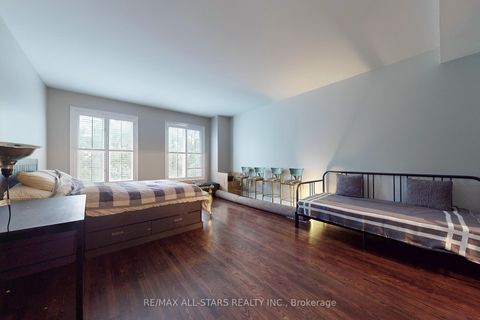 Photo 13 at 246 Walmer Road, Casa Loma, Toronto