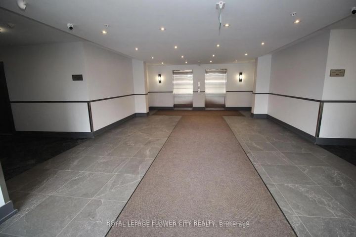Photo 2 at 215 - 570 Lolita Gardens, Mississauga Valleys, Mississauga