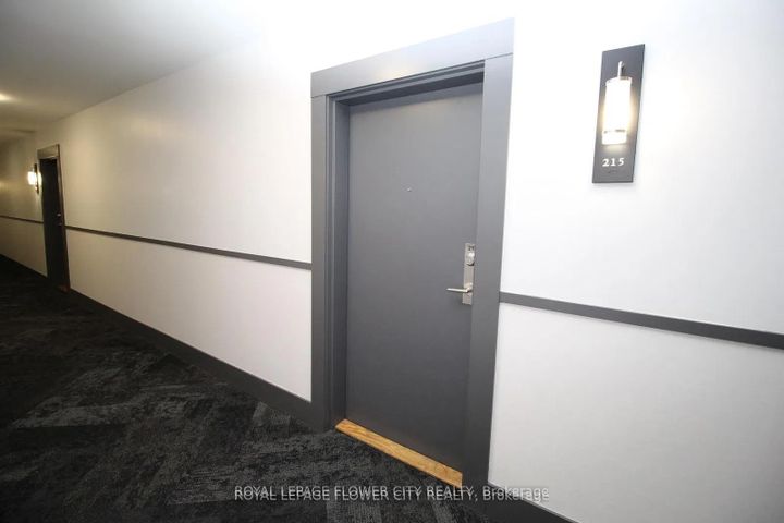 Photo 3 at 215 - 570 Lolita Gardens, Mississauga Valleys, Mississauga