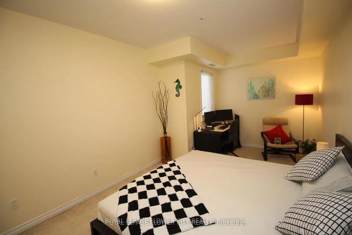 Photo 11 at 215 - 570 Lolita Gardens, Mississauga Valleys, Mississauga