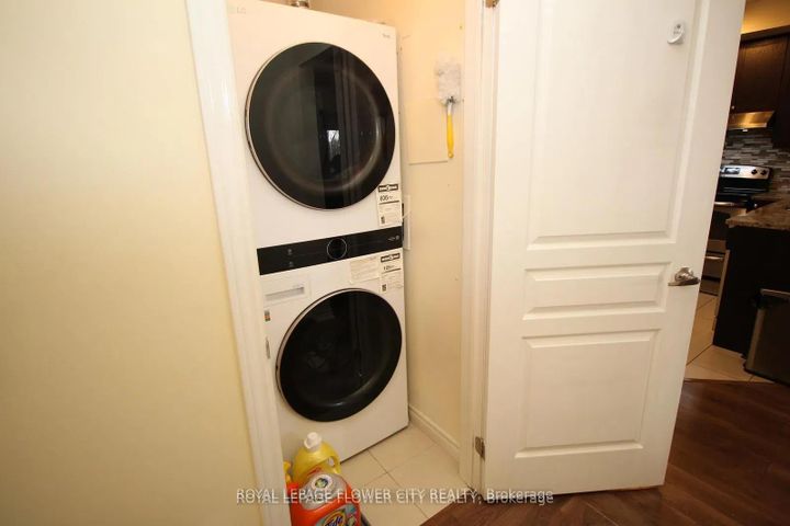 Photo 16 at 215 - 570 Lolita Gardens, Mississauga Valleys, Mississauga