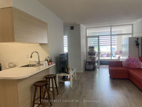 Photo 5 at 212 - 7378 Yonge Street, Yorkhill, Vaughan