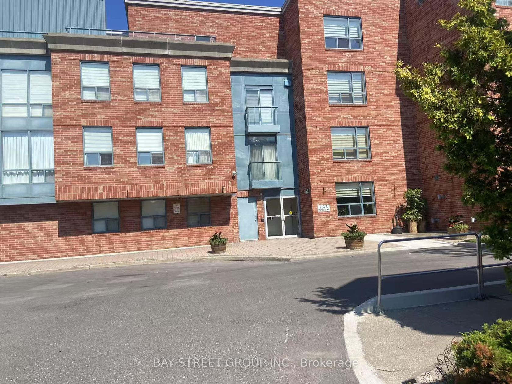 212 - 7378 Yonge Street, Yorkhill, Vaughan by Loree Meneguzzi Real Estate 212 - 7378 Yonge Street, Yorkhill, Vaughan