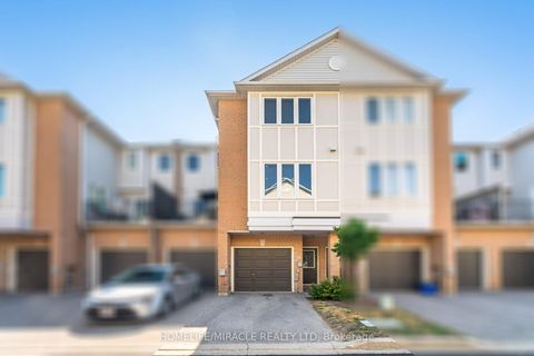 Photo 1 at 32 - 83 Mondeo Drive, Malvern, Toronto