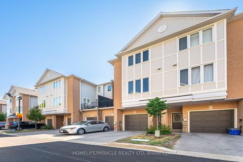 Photo 3 at 32 - 83 Mondeo Drive, Malvern, Toronto