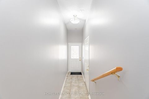 Photo 5 at 32 - 83 Mondeo Drive, Malvern, Toronto