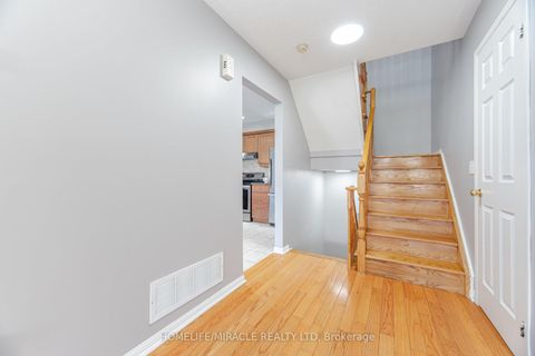 Photo 9 at 32 - 83 Mondeo Drive, Malvern, Toronto