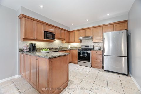 Photo 11 at 32 - 83 Mondeo Drive, Malvern, Toronto
