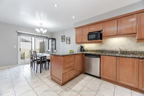 Photo 13 at 32 - 83 Mondeo Drive, Malvern, Toronto