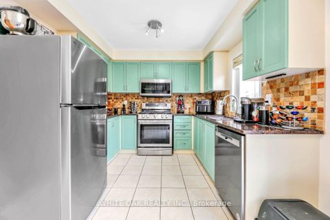 Photo 7 at 43 Sassafras Circle, Patterson, Vaughan