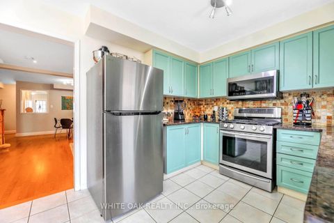 Photo 9 at 43 Sassafras Circle, Patterson, Vaughan