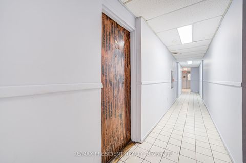 Photo 5 at 250 - 10 Eddystone Avenue, Jane Heights, Toronto