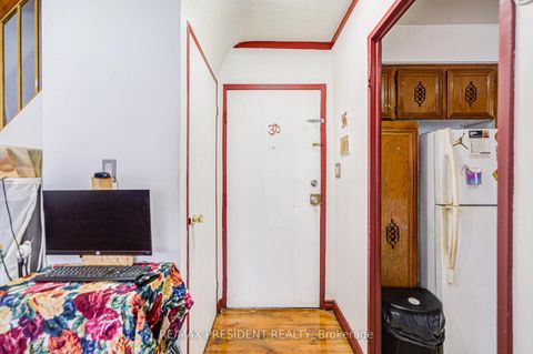 Photo 6 at 250 - 10 Eddystone Avenue, Jane Heights, Toronto