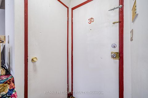 Photo 7 at 250 - 10 Eddystone Avenue, Jane Heights, Toronto