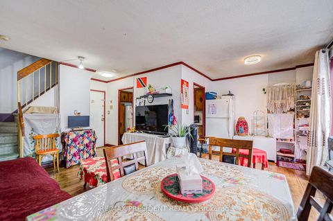Photo 14 at 250 - 10 Eddystone Avenue, Jane Heights, Toronto