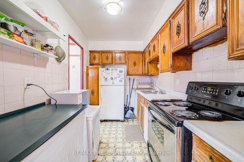 Photo 18 at 250 - 10 Eddystone Avenue, Jane Heights, Toronto