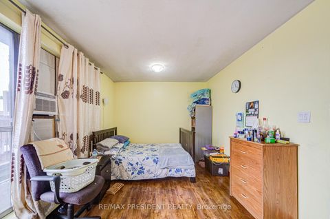 Photo 37 at 250 - 10 Eddystone Avenue, Jane Heights, Toronto