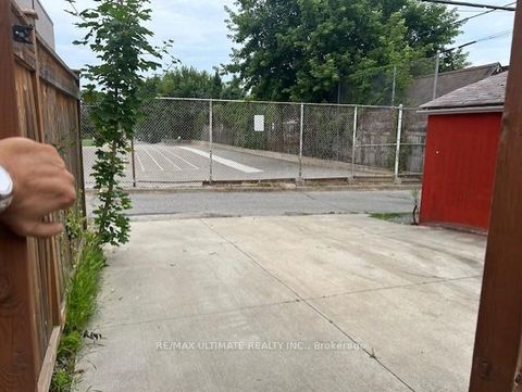 Photo 3 at 31 St. Clair Gardens, Davenport, Toronto Photo 3 at 31 St. Clair Gardens, Davenport, Toronto