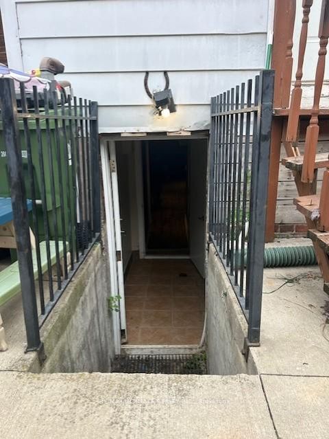 Photo 5 at 31 St. Clair Gardens, Davenport, Toronto Photo 5 at 31 St. Clair Gardens, Davenport, Toronto