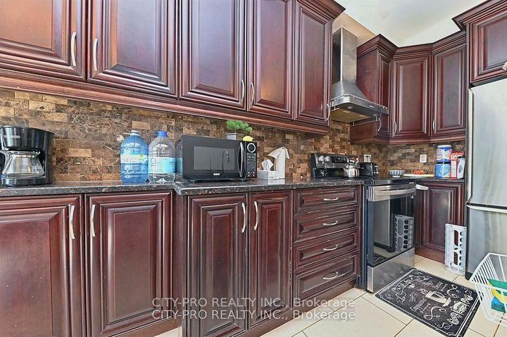 Photo 10 at 7302 Rosehurst Drive, Lisgar, Mississauga