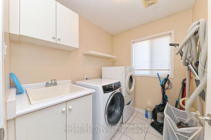 Photo 32 at 7302 Rosehurst Drive, Lisgar, Mississauga