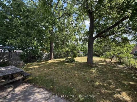 Photo 2 at 7 Weir Crescent, West Hill, Toronto