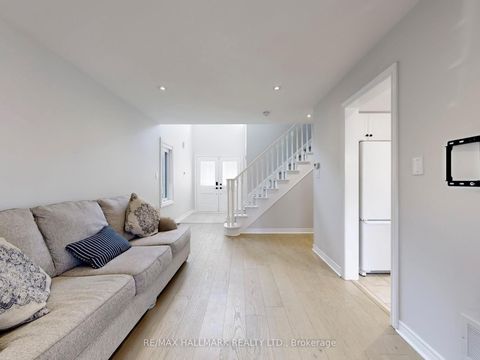 Photo 5 at 22 Laura Sabrina Drive, Sonoma Heights, Vaughan