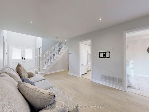 Photo 6 at 22 Laura Sabrina Drive, Sonoma Heights, Vaughan