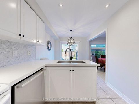 Photo 10 at 22 Laura Sabrina Drive, Sonoma Heights, Vaughan