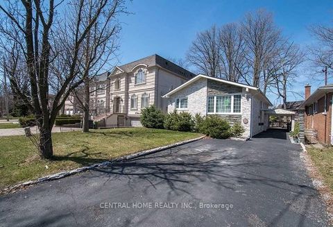 Photo 2 at 222 Dunview Avenue, Willowdale East, Toronto