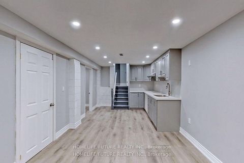 Photo 2 at 28 Skyridge Road, Morningside, Toronto